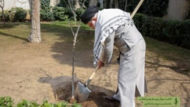 کاشت نهال توسط رهبر معظم انقلاب در روز درختکاری